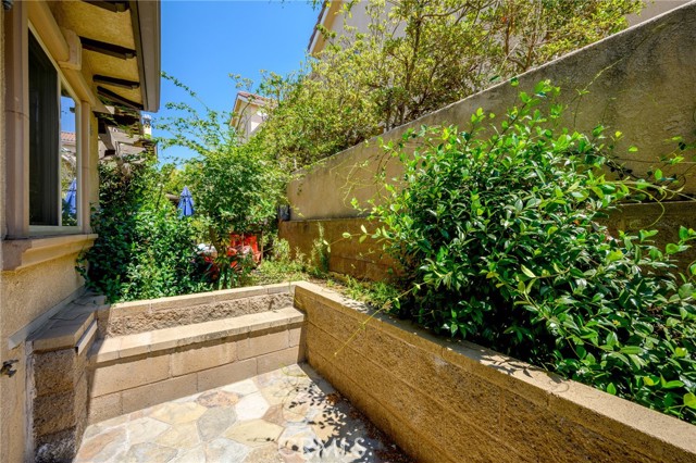 345 W Loraine Street, Glendale CA: https://media.crmls.org/medias/c7c01d9e-1233-430d-9f2d-2baf255e1326.jpg