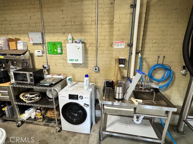 585 E Thompson Boulevard, Ventura CA: https://media.crmls.org/medias/c7c13c18-4462-4d49-a7d4-51d5a20d1f3a.jpg