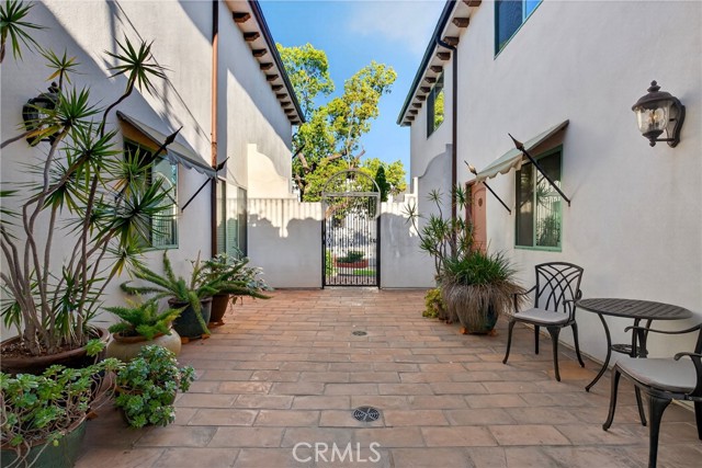 Detail Gallery Image 5 of 69 For 4301 Los Feliz #12,  Los Angeles,  CA 90027 - 2 Beds | 3 Baths