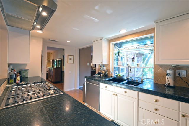 Detail Gallery Image 24 of 54 For 23421 Aetna St, Woodland Hills,  CA 91367 - 3 Beds | 2/1 Baths