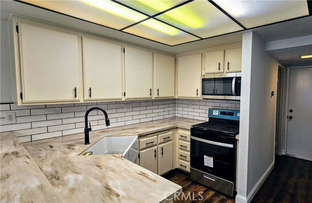 Detail Gallery Image 6 of 24 For 1031 Palmetto Bldg O Ave #4,  Ontario,  CA 91762 - 2 Beds | 2/1 Baths