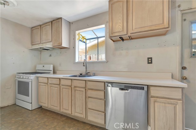 Detail Gallery Image 7 of 28 For 22942 Elkwood St, West Hills,  CA 91304 - 4 Beds | 2 Baths