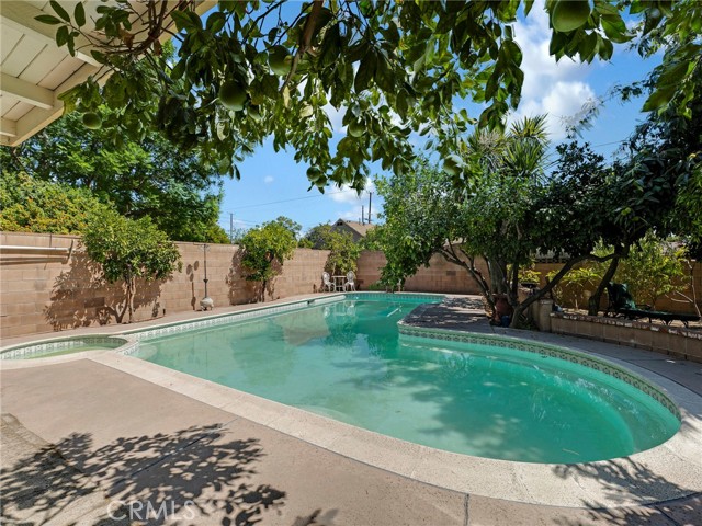 15920 Bahama Street, North Hills CA: https://media.crmls.org/medias/c7cbd4e6-6335-4946-9350-ebb9f7ec111a.jpg