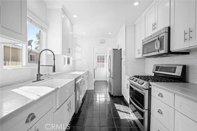 Detail Gallery Image 9 of 30 For 6637 Capps, Reseda,  CA 91335 - 3 Beds | 2/1 Baths