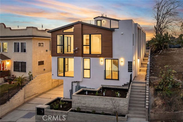 Detail Gallery Image 3 of 19 For 955 Everett St, Los Angeles,  CA 90026 - 2 Beds | 2/1 Baths