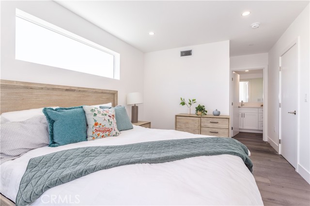 1032 N Oxford Avenue, Los Angeles CA: https://media.crmls.org/medias/c7d16c2f-cc69-4f92-adce-0d26dc6fd4d8.jpg