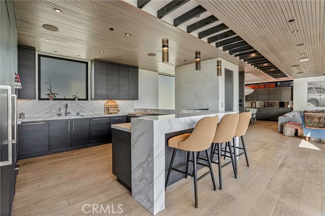 Gorgeous kitchen! A chef's and/or entertainer's dream kitchen.