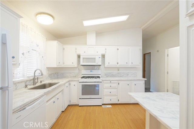 Detail Gallery Image 8 of 20 For 1701 Dinuba Ave #174,  Selma,  CA 93662 - 2 Beds | 2 Baths