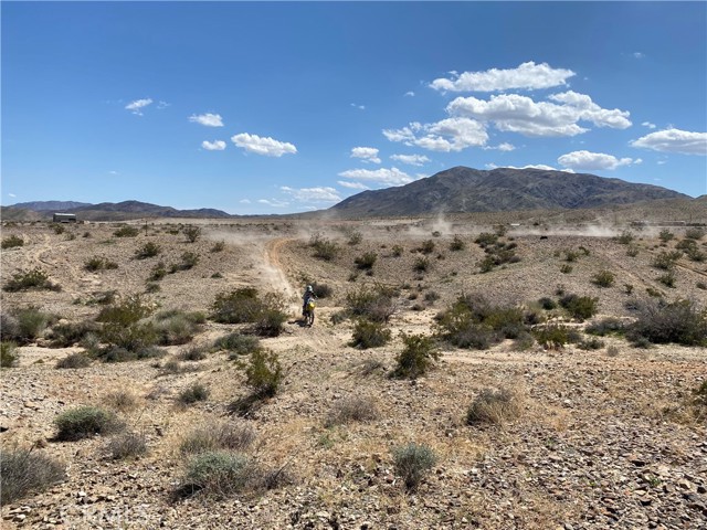 77517 Mayfair Drive, 29 Palms CA: https://media.crmls.org/medias/c7d4c804-fdc3-4d82-ae8a-d2a5221cc1b5.jpg
