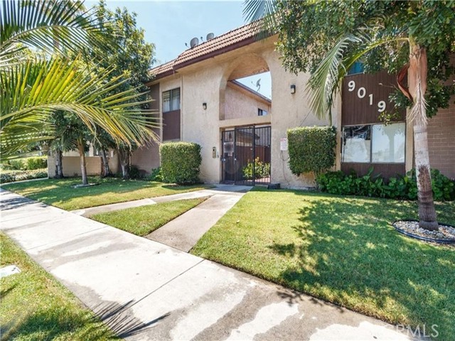 Detail Gallery Image 1 of 14 For 9019 Cedros Ave #1,  Panorama City,  CA 91402 - 2 Beds | 1/1 Baths