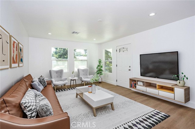 205 S Myrtle Street, Bakersfield CA: https://media.crmls.org/medias/c7d5eb3e-0d84-4b2d-b15d-6d66195c570e.jpg