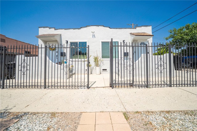 8217 Towne Avenue, Los Angeles CA: https://media.crmls.org/medias/c7d8ae4b-4a58-495d-8657-baf035fe5038.jpg