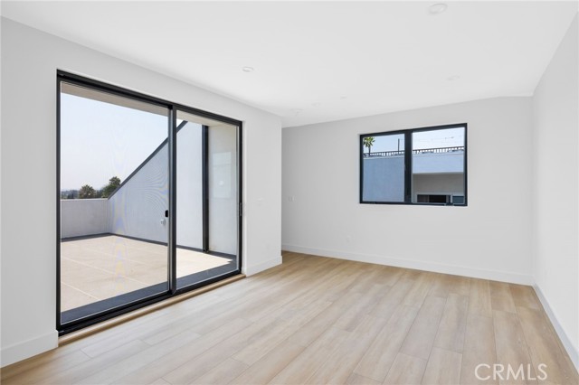 Detail Gallery Image 24 of 33 For 4827 Oakwood Ave, Los Angeles,  CA 90004 - 5 Beds | 3 Baths
