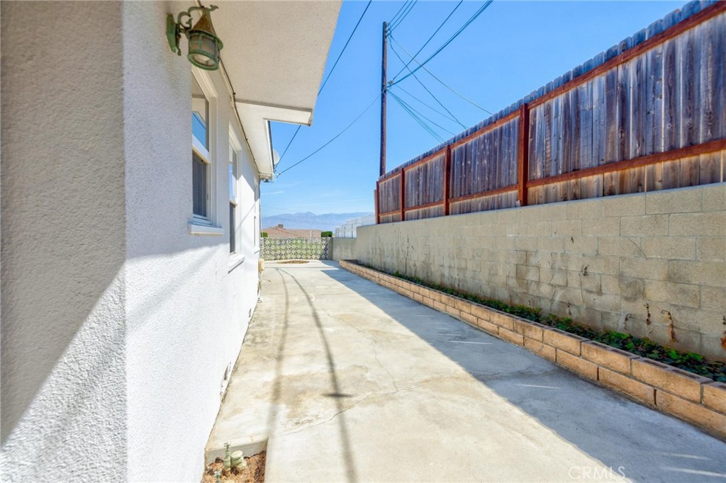 https://media.crmls.org/medias/c7d984f5-d24d-43d1-89eb-3983ad4cbd8b.jpg?preset=X-Large