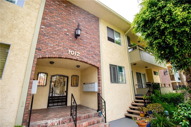 1012 7th Street 14 Santa Monica, California Rare top floor, back corner, south facing unit in prime North of Wilshire location, just blocks to 3rd Street Promenade, Chic Montana Avenue shops, restaurants, and across from St. Monica’s. The unit features a south facing top floor balcony, great natural light, new paint, and ready to move in. This unit enjoys 2 car gated parking (tandem), two garage storage units, quiet & friendly neighbors in this lovely 20 unit building. Steps to Reed Park, Ocean Avenue, Santa Monica bluffs, Santa Monica stairs & the beach. Do not miss this great opportunity. WASHER/DRYER HOOKUPS POSSIBLE.