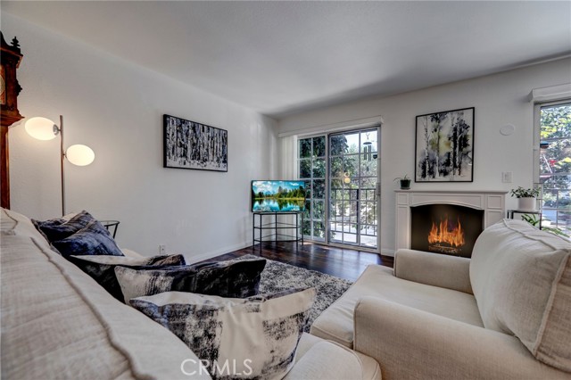 4249 LONGRIDGE Avenue, Studio City CA: https://media.crmls.org/medias/c7dca195-05bc-4ab1-8ebb-7daaecf713f1.jpg