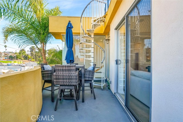 Detail Gallery Image 18 of 37 For 702 10th St, Hermosa Beach,  CA 90254 - 4 Beds | 3/1 Baths