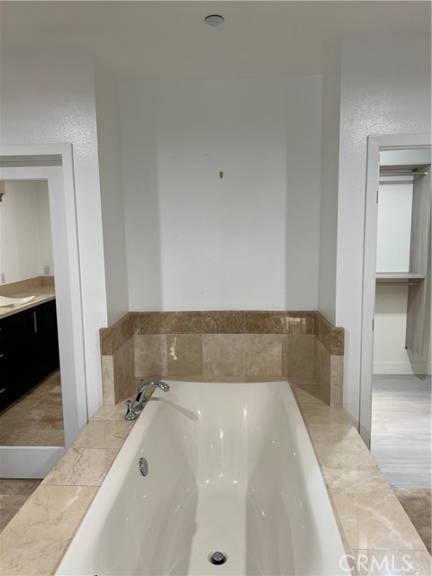 402 Rockefeller, Irvine CA: https://media.crmls.org/medias/c7decfda-664f-4c5b-9ad3-718a59ac9185.jpg