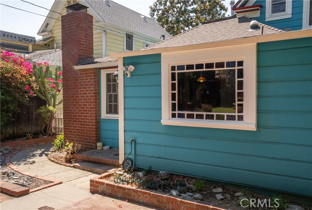 211 E Virginia Avenue, Glendora CA: https://media.crmls.org/medias/c7dfcbc2-a562-481b-84f8-a0bdaa6f2660.jpg