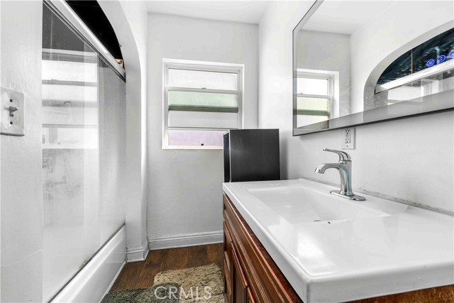 Detail Gallery Image 25 of 36 For 512 W 41st Pl, Los Angeles,  CA 90037 - 4 Beds | 2 Baths