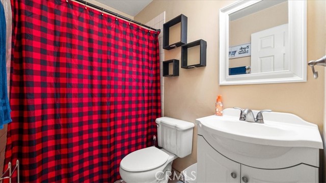 Secondary Bathroom with bathtub