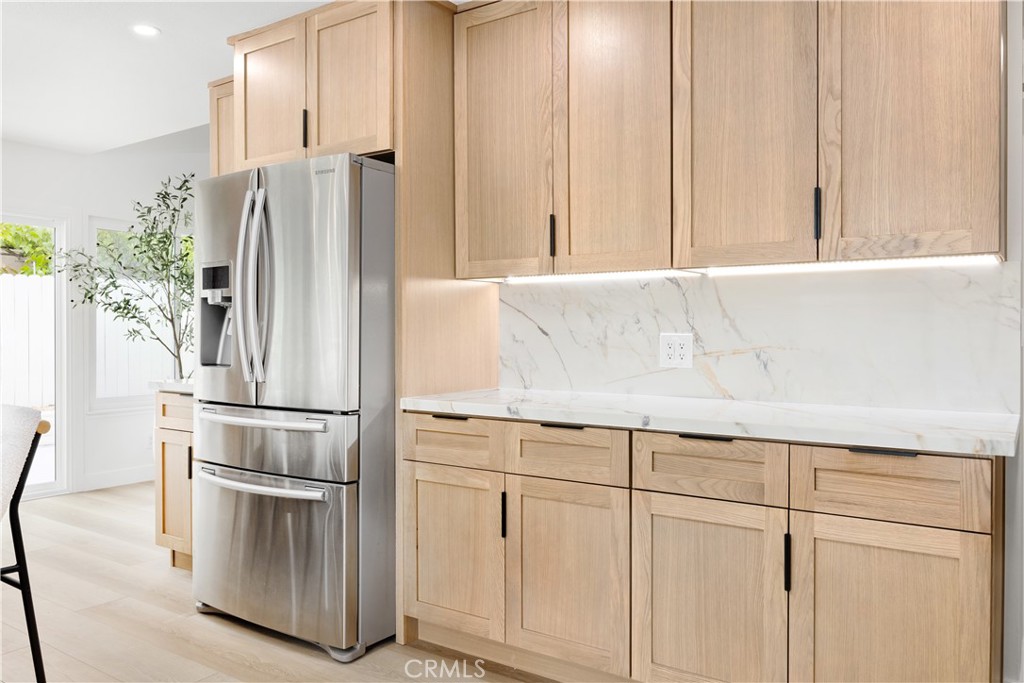 https://media.crmls.org/medias/c7e186ce-6cee-4e41-9203-4f470d63fcb1.jpg?preset=X-Large