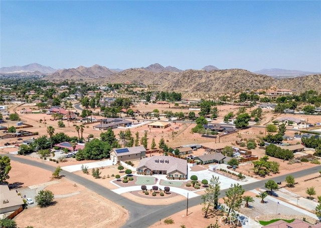Detail Gallery Image 3 of 73 For 14260 Chinook Rd, Apple Valley,  CA 92307 - 5 Beds | 5/3 Baths