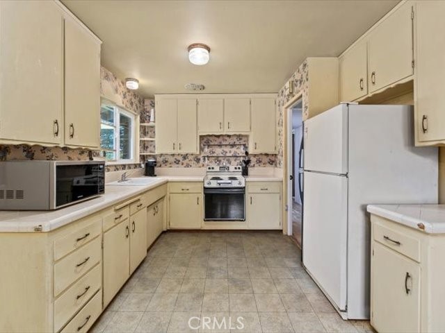 https://media.crmls.org/medias/c7e51f21-5ae5-40e1-9454-044f6ae000df.jpg?preset=X-Large