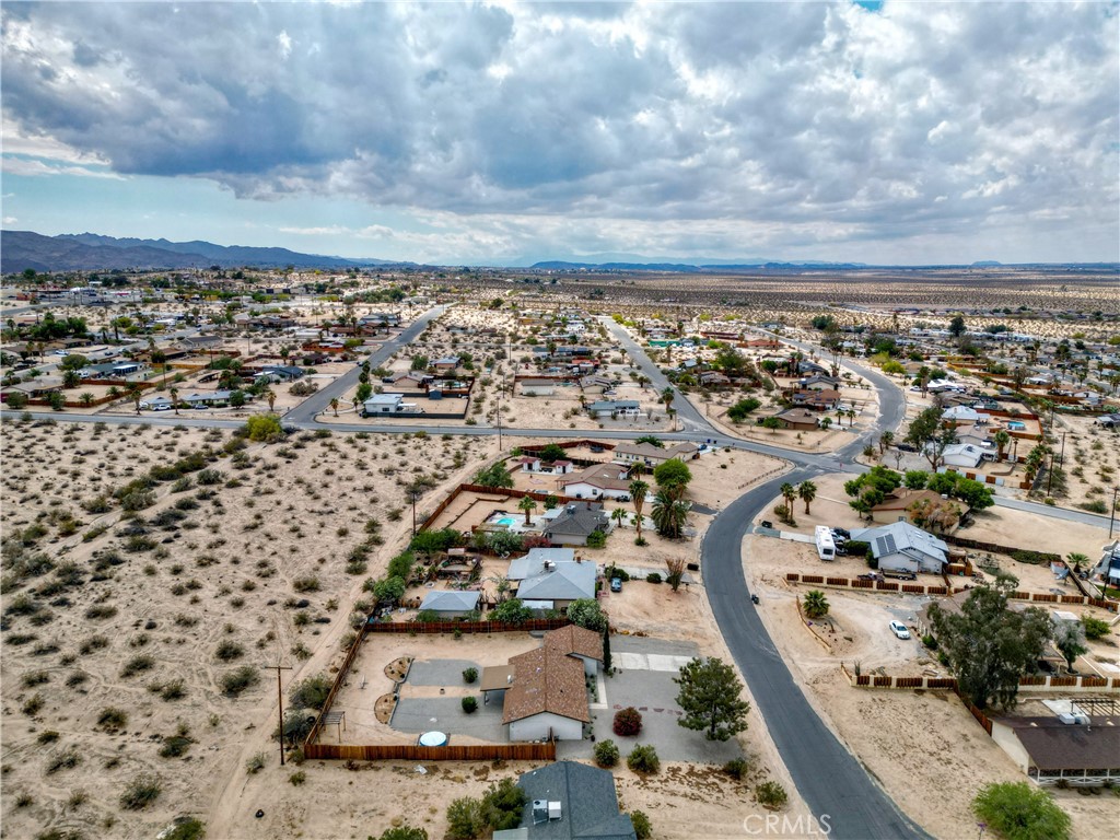https://media.crmls.org/medias/c7e7a5bb-ad37-4899-a9bf-4412cb49c5c7.jpg?preset=X-Large