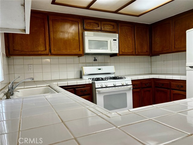 Detail Gallery Image 34 of 40 For 19451 Sherman Way #501,  Reseda,  CA 91335 - 3 Beds | 2/1 Baths