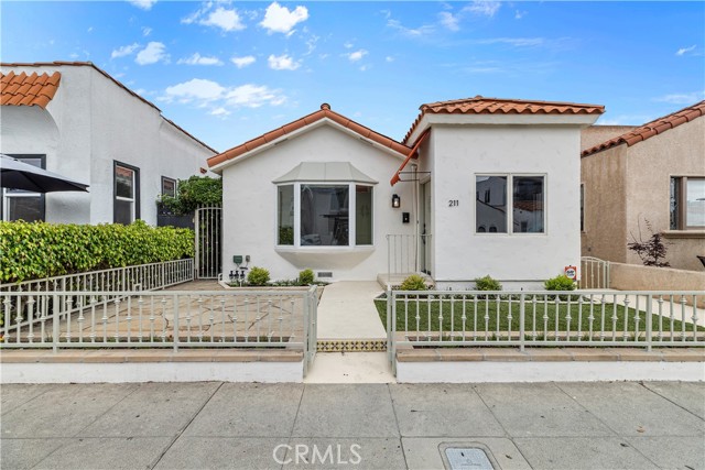 211 La Verne Avenue, Long Beach CA: https://media.crmls.org/medias/c7e86a7b-5ea6-469b-b47d-57d19fd4cc2b.jpg