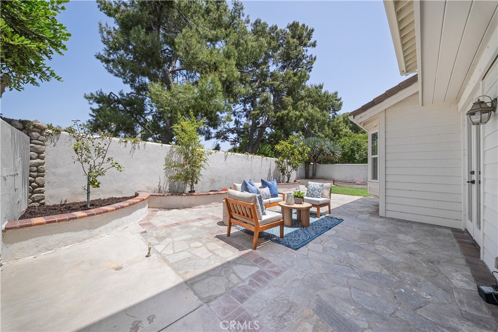 https://media.crmls.org/medias/c7e995d6-809a-4103-adeb-3f66698761e4.jpg?preset=X-Large