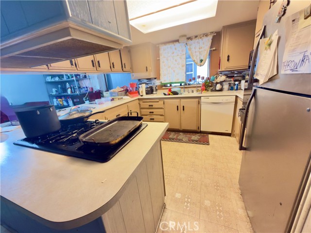 Detail Gallery Image 3 of 15 For 350 E San Jacinto Ave #197,  Riverside,  CA 92571 - 4 Beds | 2 Baths