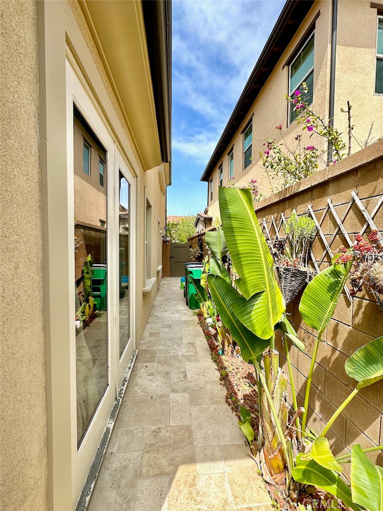 https://media.crmls.org/medias/c7eb085a-782f-44ae-83ca-22bd603f6a68.jpg?preset=X-Large