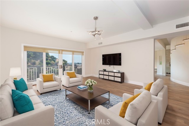 Detail Gallery Image 14 of 42 For 6432 Weidlake Dr, Los Angeles,  CA 90068 - 4 Beds | 3/1 Baths