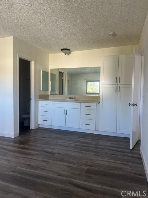 Detail Gallery Image 9 of 16 For 7055 Etiwanda Ave #208,  Reseda,  CA 91335 - 1 Beds | 1 Baths