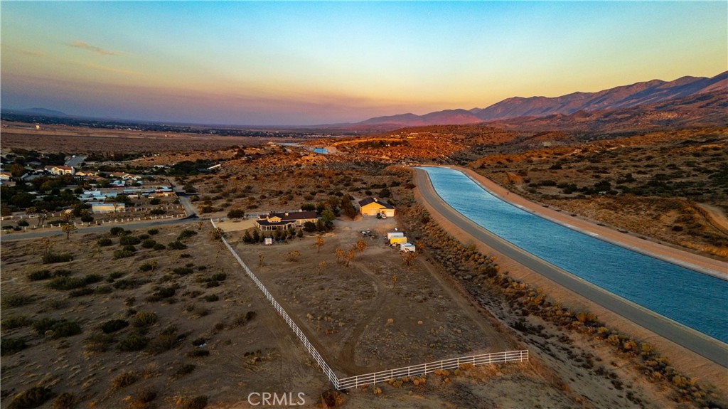 https://media.crmls.org/medias/c7ee038e-a32c-45e9-8806-21c512091366.jpg?preset=X-Large