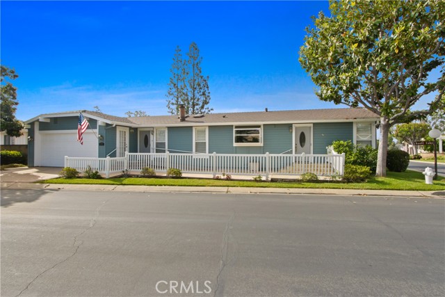 Detail Gallery Image 1 of 11 For 2545 Shadow, Santa Ana,  CA 92705 - 2 Beds | 2 Baths