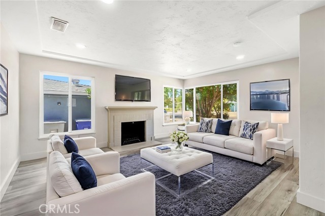 Detail Gallery Image 9 of 41 For 2824 E Brown Ave, Fresno,  CA 93703 - 3 Beds | 2 Baths