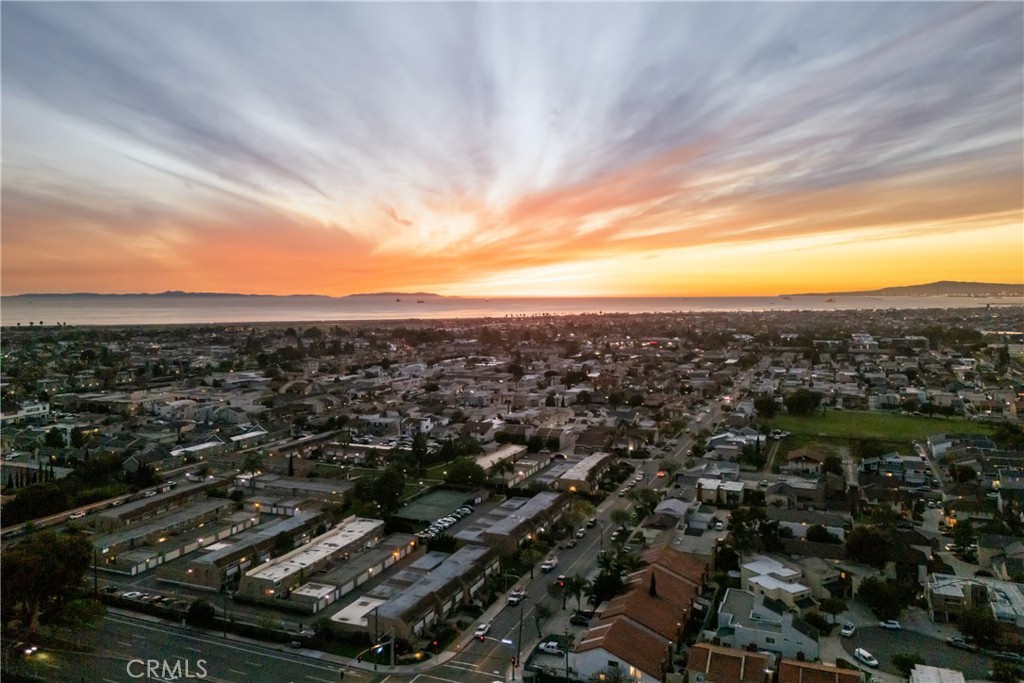 https://media.crmls.org/medias/c7f9f569-67c2-4fff-b03f-4a729006d840.jpg?preset=X-Large