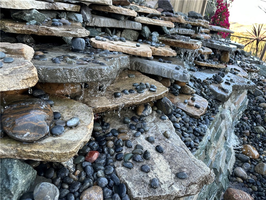 https://media.crmls.org/medias/c7facdb9-7526-47ec-9f2c-0cbca5f5ad5c.jpg?preset=X-Large