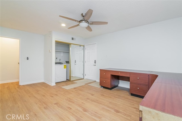 5711 Owensmouth Avenue, Woodland Hills CA: https://media.crmls.org/medias/c7fb0d32-0b96-41c7-b9cc-1aec765e1495.jpg