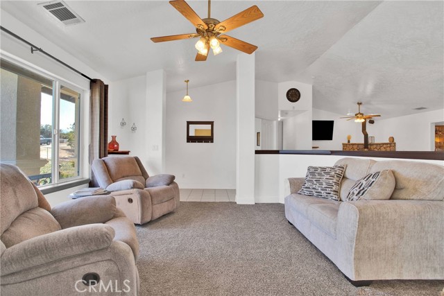 Detail Gallery Image 12 of 45 For 11020 Blue Jay Way, Oak Hills,  CA 92344 - 5 Beds | 2 Baths