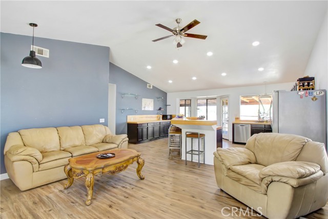 21703 Corso Alto Avenue, Nuevo CA: https://media.crmls.org/medias/c7fe5f4c-bc66-4c26-b708-d9faefb863dc.jpg