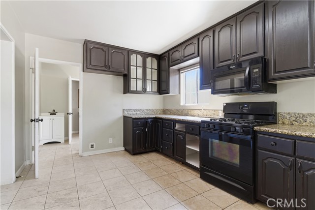 Detail Gallery Image 6 of 45 For 15000 Hamlin St, Van Nuys,  CA 91411 - 5 Beds | 3 Baths