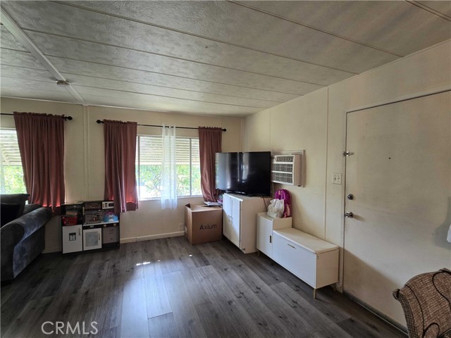 Detail Gallery Image 5 of 26 For 995 Pomona Rd #1,  Corona,  CA 92882 - 3 Beds | 2 Baths