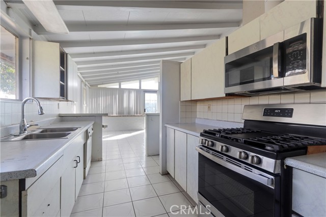 Detail Gallery Image 6 of 24 For 9682 Hillview, Anaheim,  CA 92804 - 4 Beds | 2 Baths