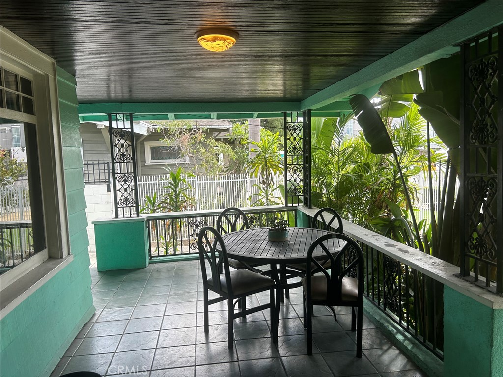 https://media.crmls.org/medias/c804b5d0-f41a-44d9-91d2-4f4324e6ee1f.jpg?preset=X-Large