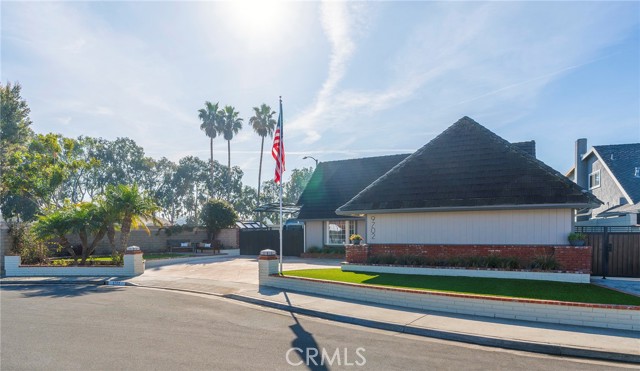 Detail Gallery Image 4 of 14 For 9702 Allison Cir, Huntington Beach,  CA 92646 - 4 Beds | 3 Baths