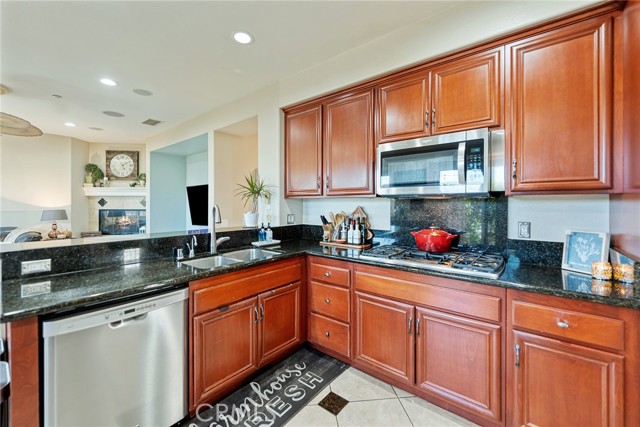 Detail Gallery Image 6 of 34 For 1524 Larsen Ln, Placentia,  CA 92870 - 6 Beds | 4 Baths